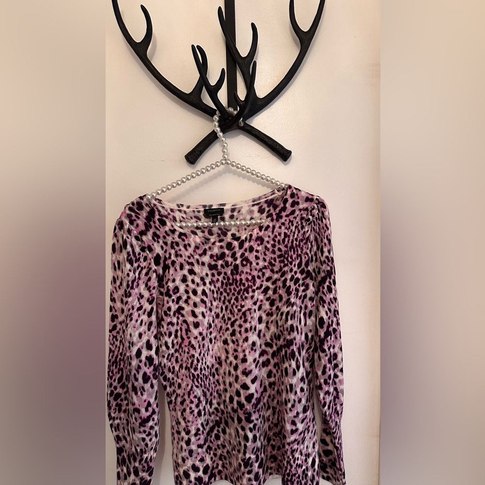 Super soft, long, sleeved, leopard top size XS